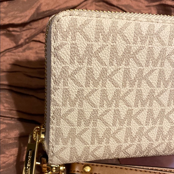 Michael Kors Cream Wristlet Wallet - Picture 2 of 13